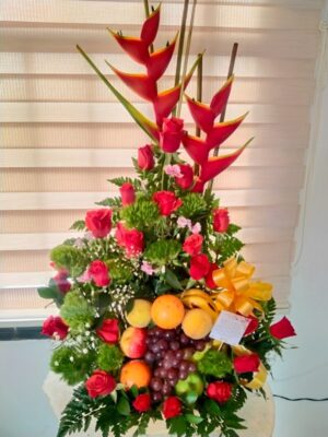 Arreglo Frutal con Rosas en Fontibón R112 - Floristería en Fontibón Te Mando Flores.